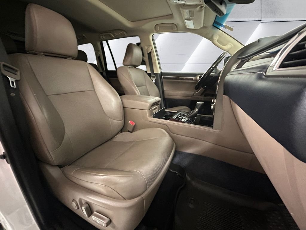 Used 2021  Lexus 460 Luxury image 14