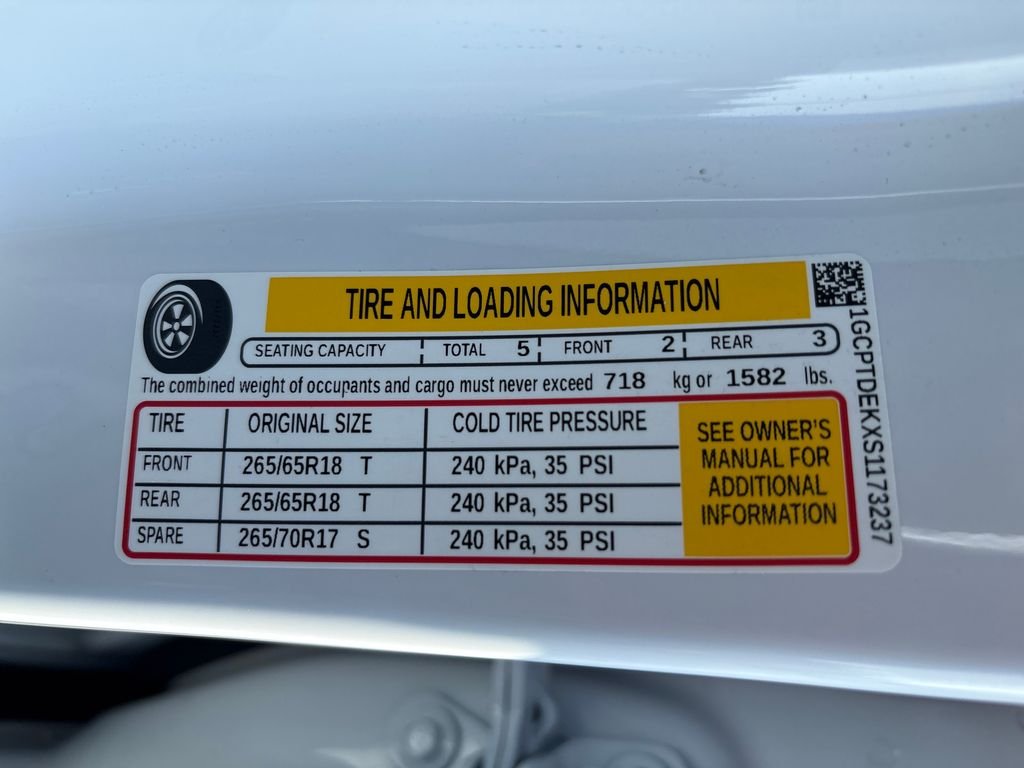 Used 2025 White Chevrolet Z71 image 24