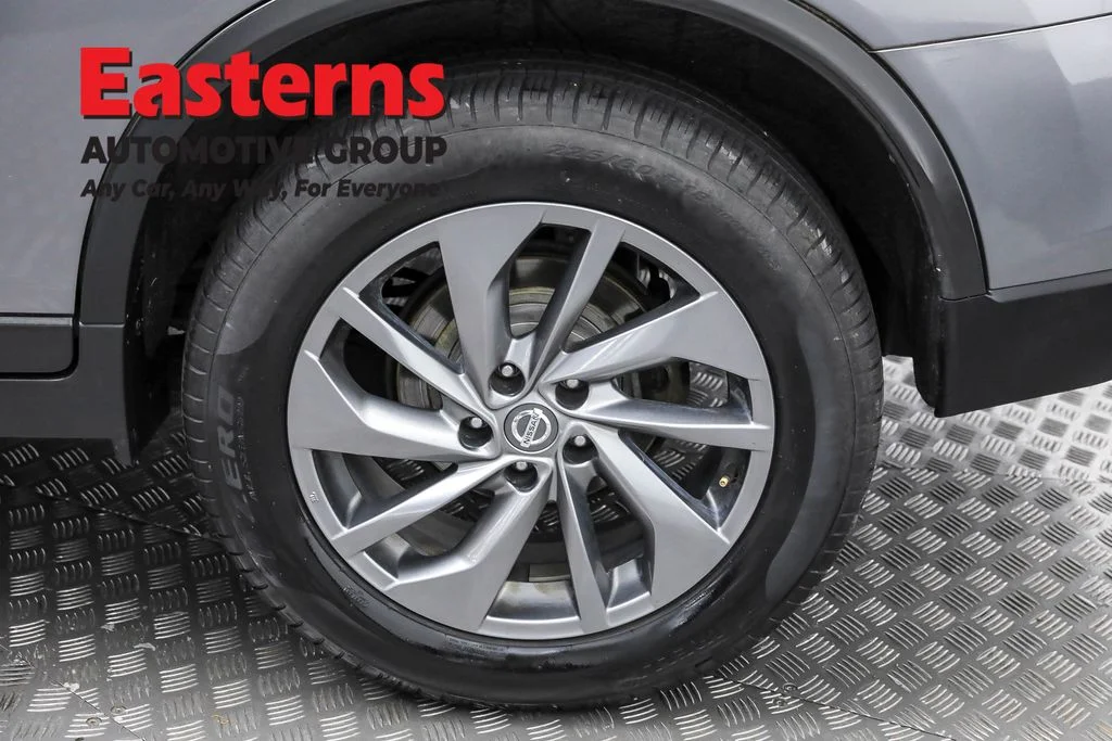 Used 2016 Gray Nissan SL image 30