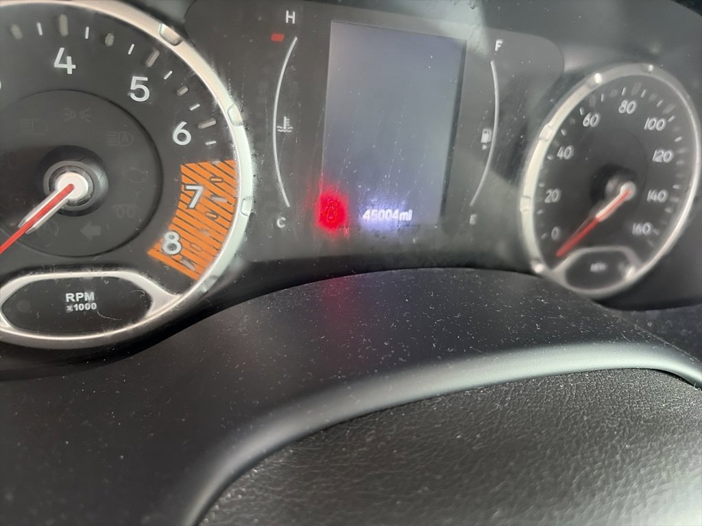 Used 2023 White Jeep Latitude image 12