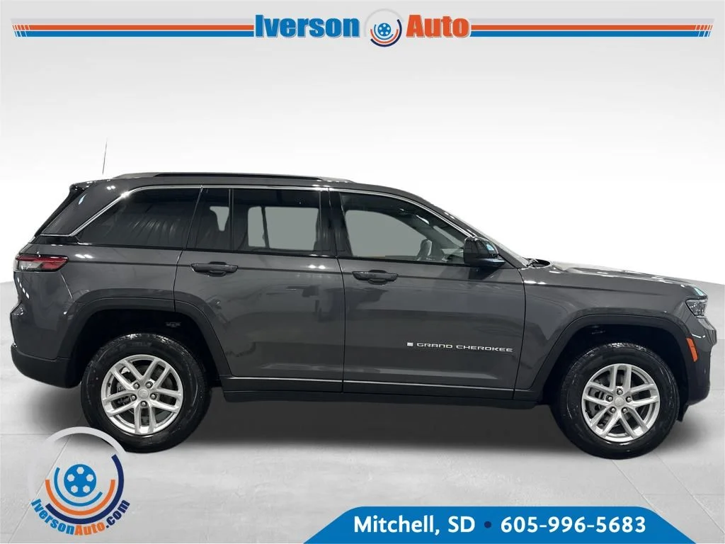New 2026 Baltic Gray Metallic Clear-Coat Exterior Paint Jeep Laredo X image 9
