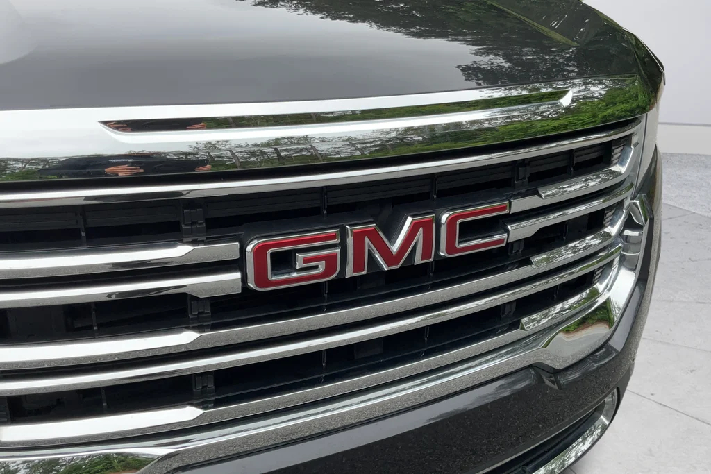 Used 2020 Black GMC SLE image 30
