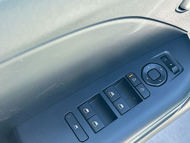 New 2026 Snow White Pearl Kia LX image 18