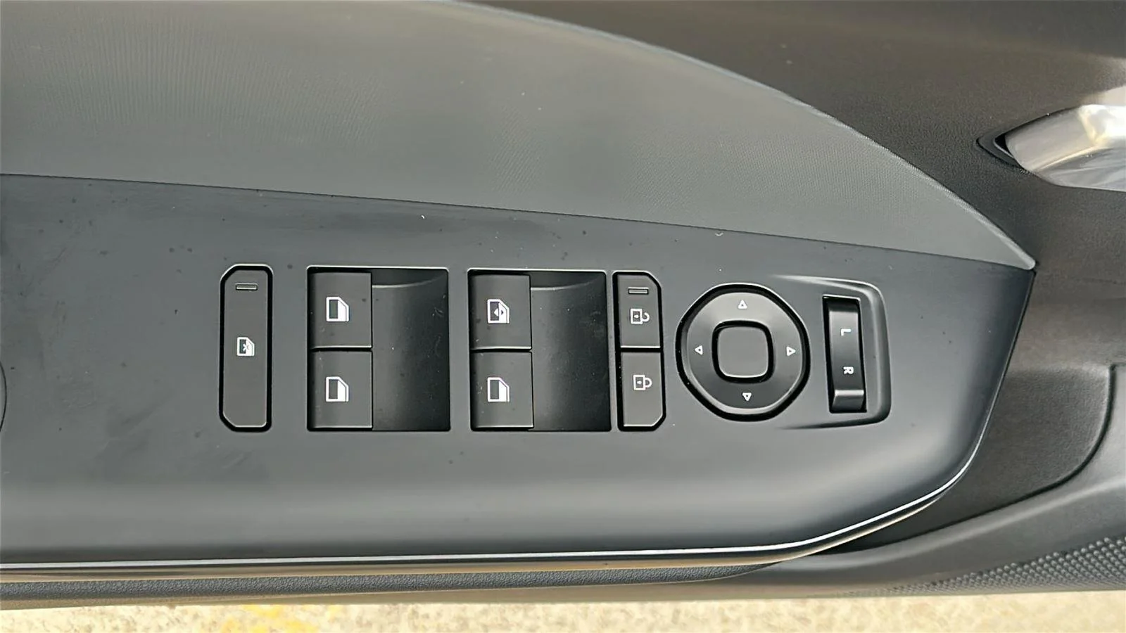 Used 2025 Aurora Black Pearl Kia LXS image 9