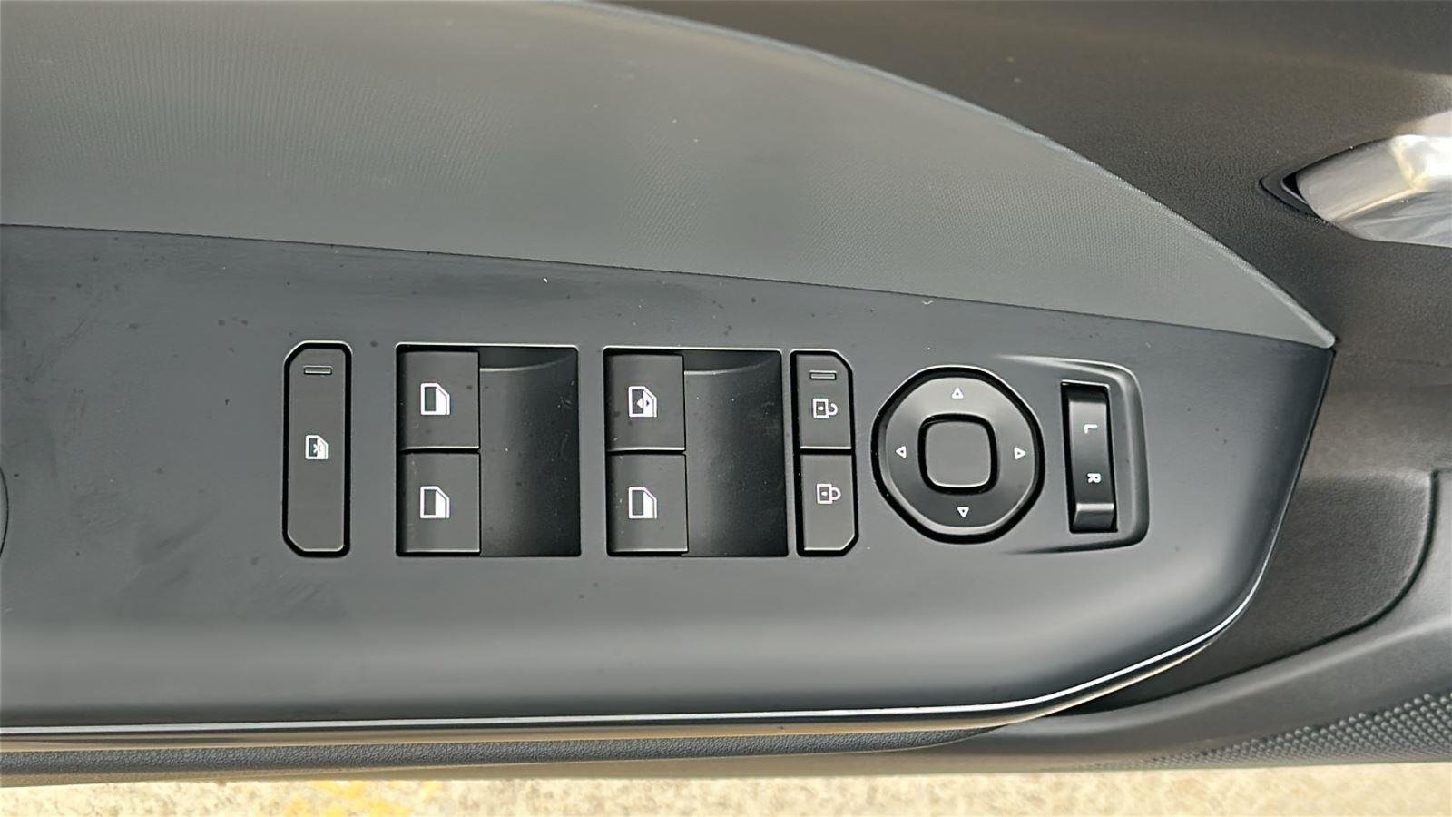 Used 2025 Aurora Black Pearl Kia LXS image 9