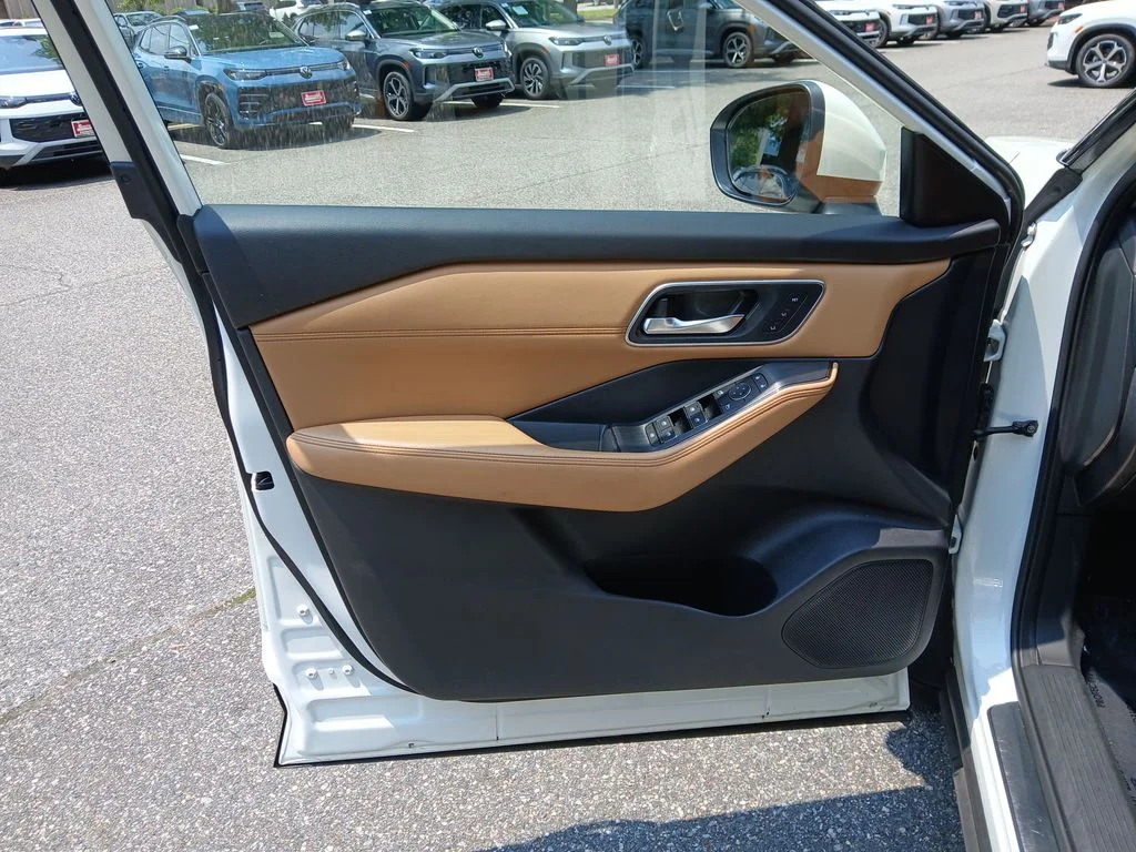 Used 2023 White Nissan Platinum image 22