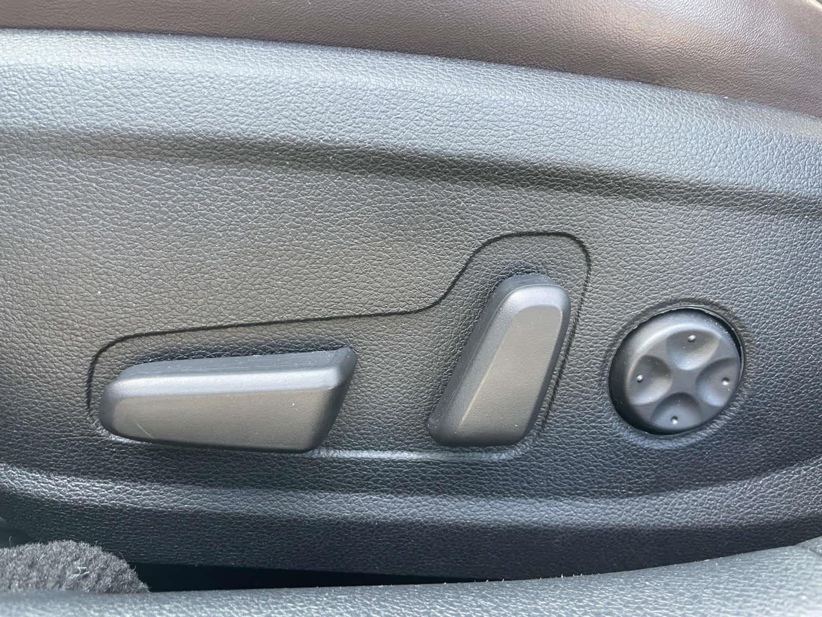 Used 2019 Snow White Pearl Kia SX image 23