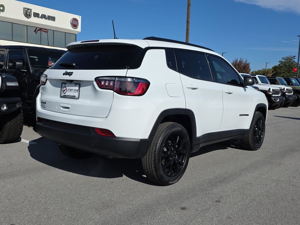 New 2026 Bright White Clear-Coat Exterior Paint Jeep Latitude image 5