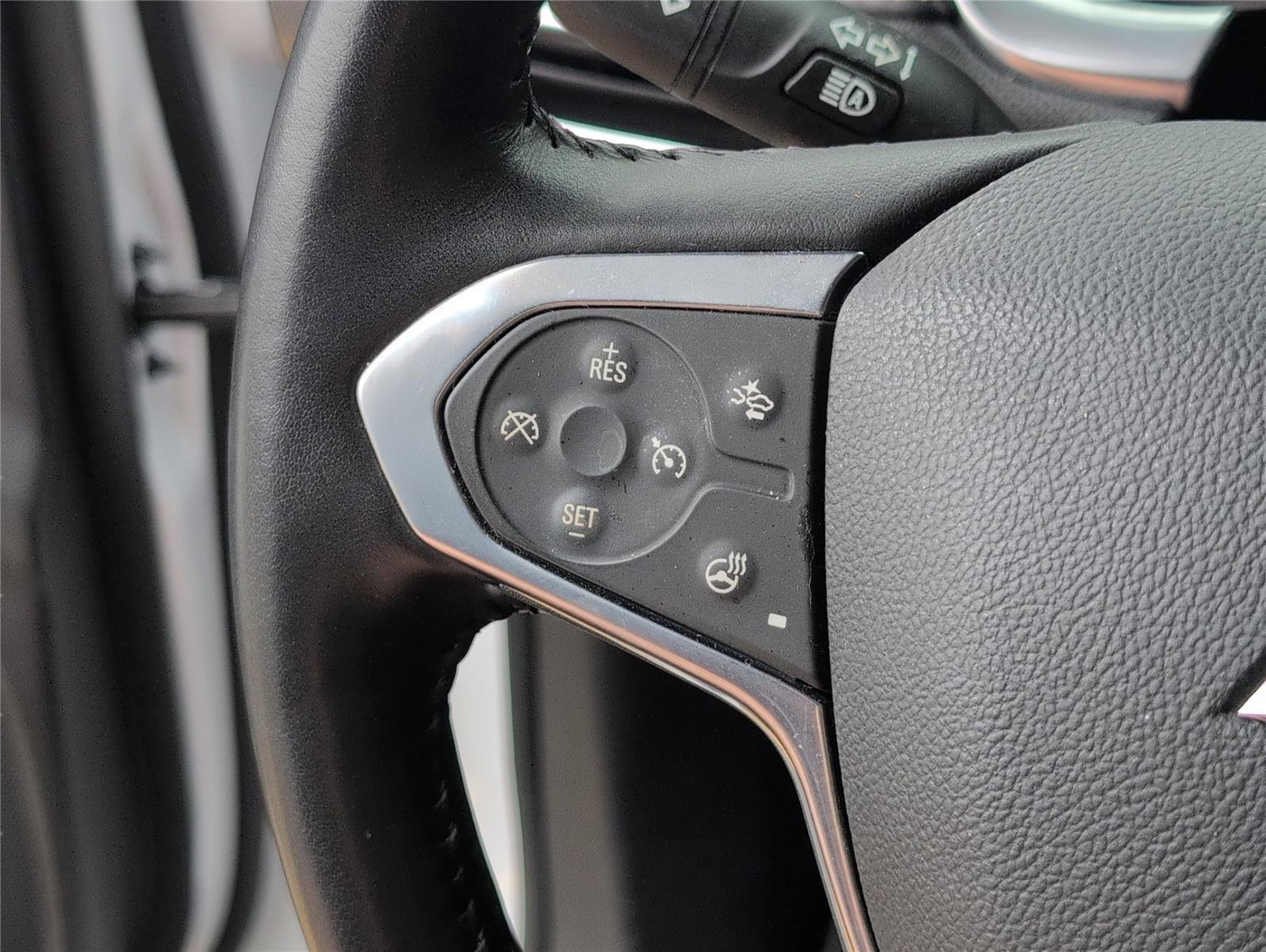 Used 2021 Iridescent Pearl Tricoat Chevrolet Premier image 28