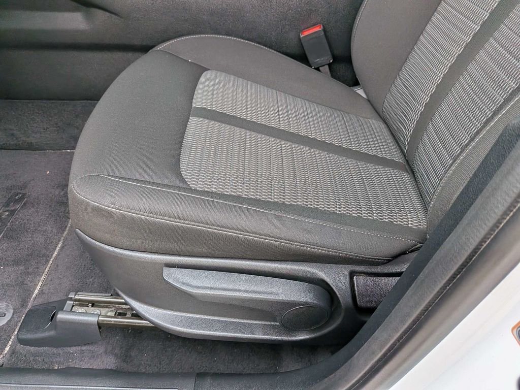 Used 2023 White Kia LX image 27