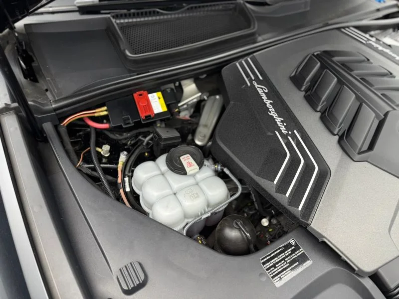 Used 2022  Lamborghini Sport Utility 4D image 31