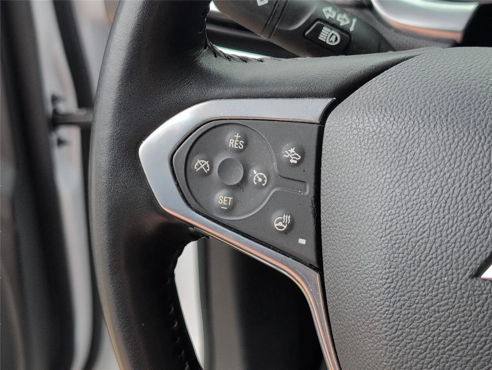 Used 2021 Iridescent Pearl Tricoat Chevrolet Premier image 28