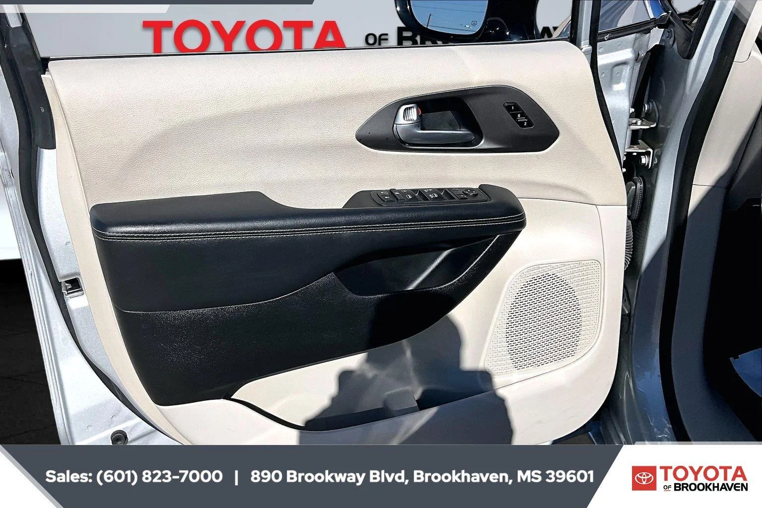 Used 2024 Silver Mist Clearcoat Chrysler Touring L image 17