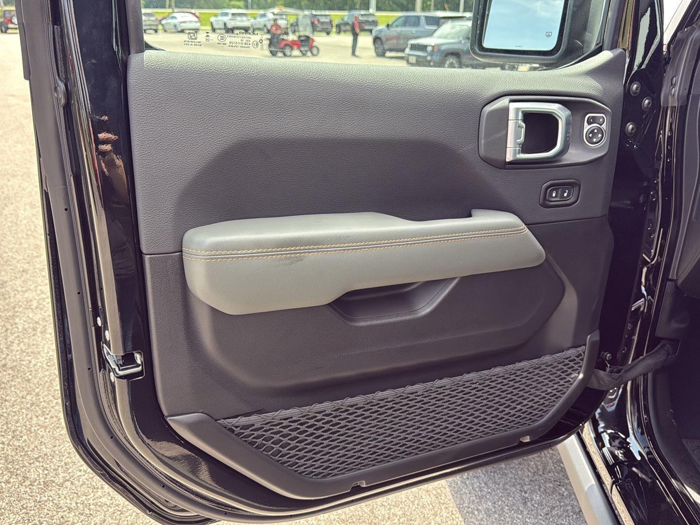 New 2026 Black Clear-Coat Exterior Paint Jeep Mojave X image 20