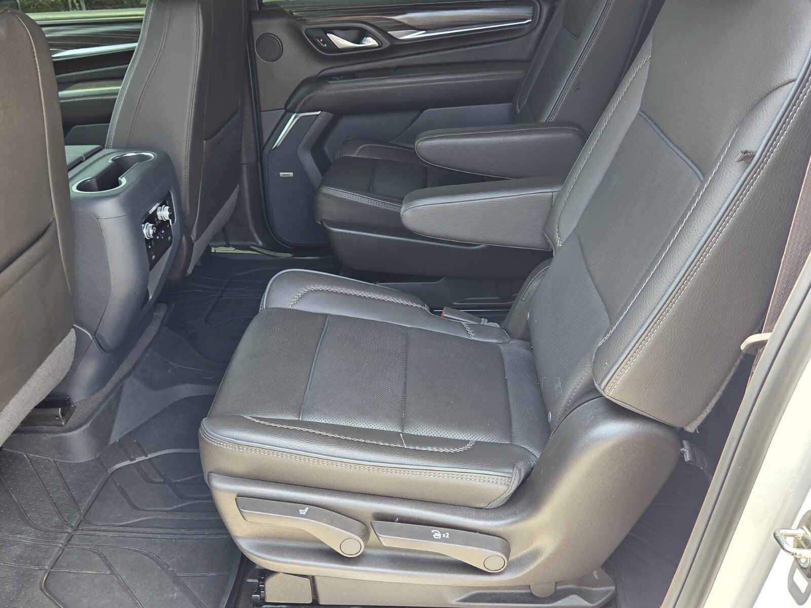 Used 2024 White Frost Tricoat GMC Denali image 4