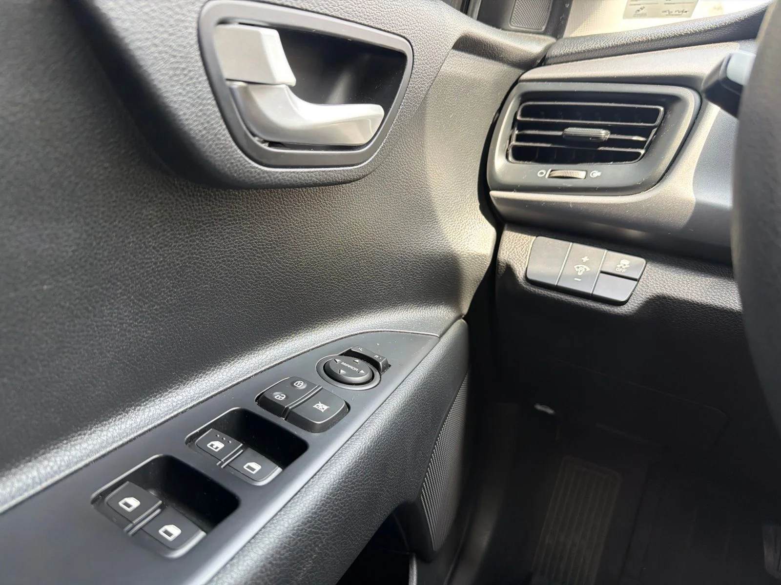 Used 2022 Silver Kia S image 23