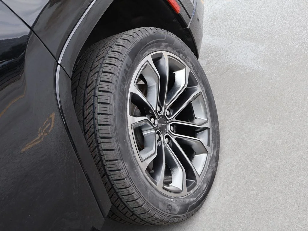 Used 2022 Diamond Black Crystal Pearlcoat Jeep Series III image 41