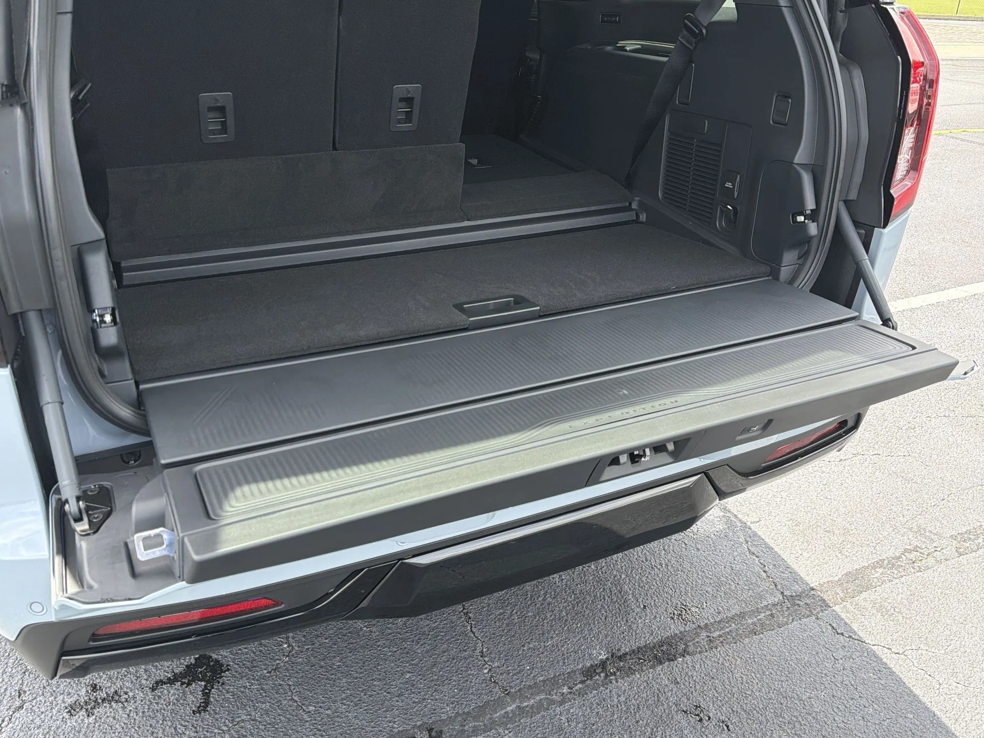 New 2026 Glacier Gray Metallic Tri-Coat Ford Platinum® image 30