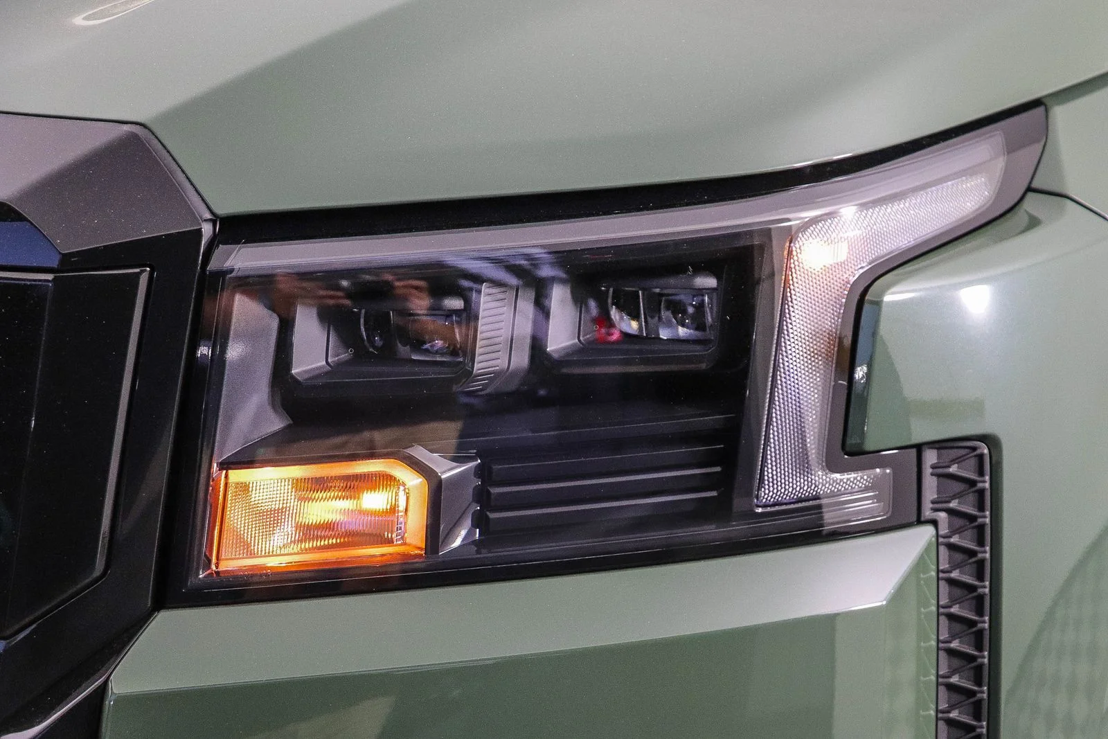 New 2027 Green Nissan SV image 4