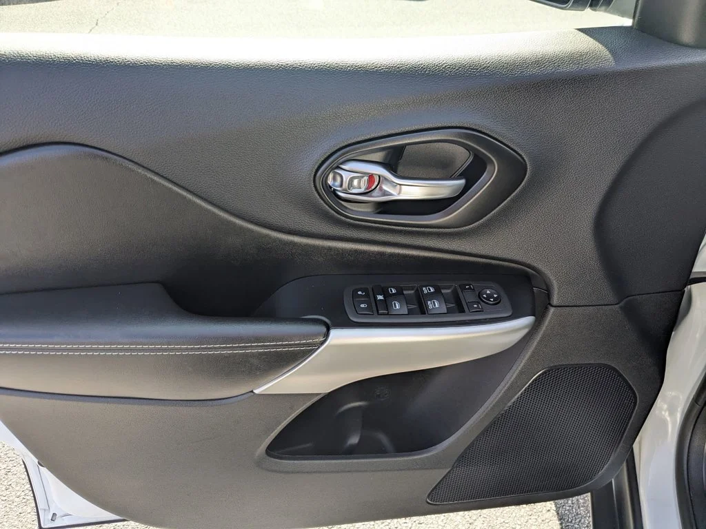 Used 2022 Bright White Clearcoat Jeep X image 11