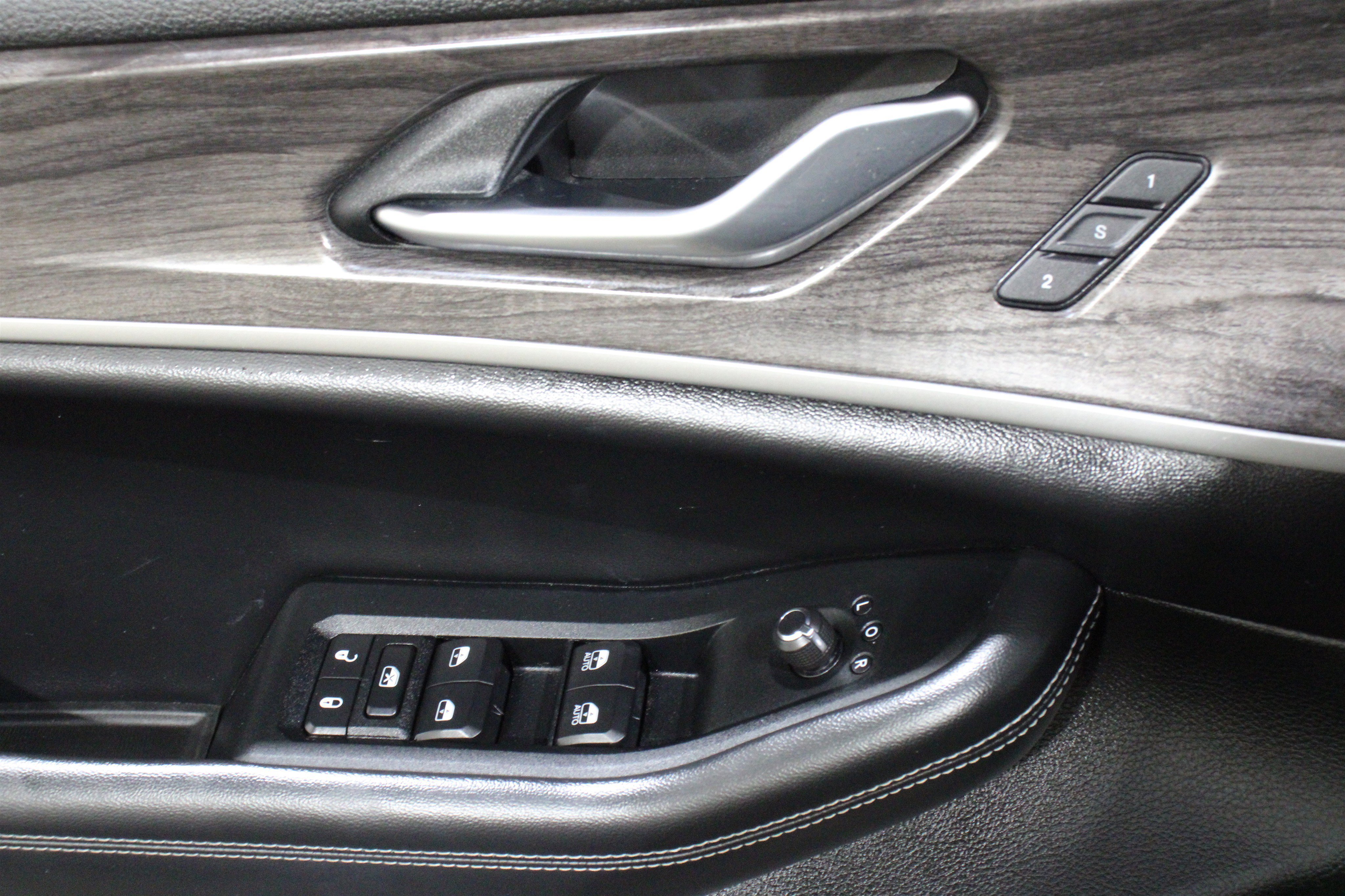 Used 2023 Diamond Black Crystal Pearlcoat Jeep Limited image 7
