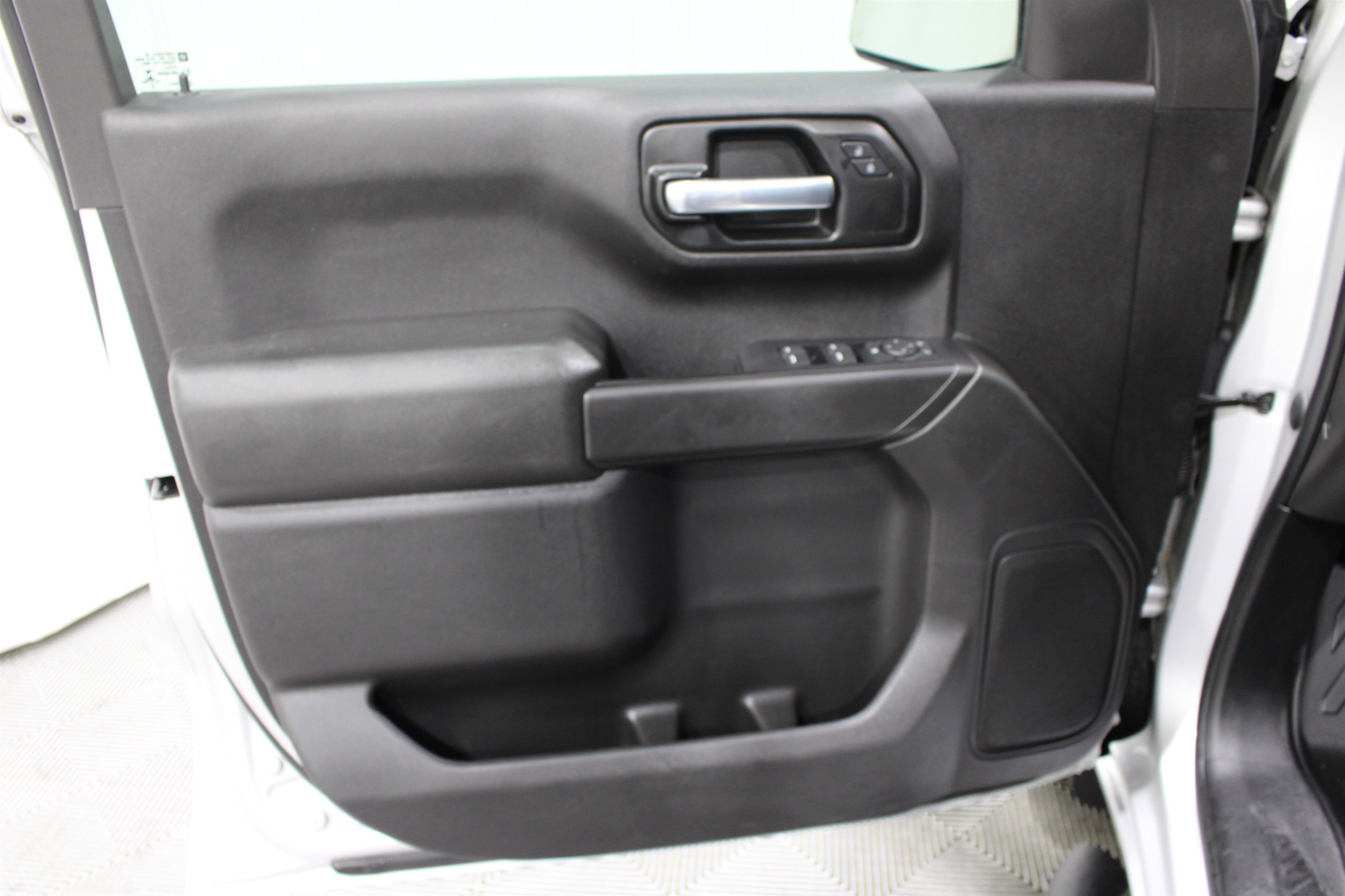 Used 2021 Silver Ice Metallic Chevrolet Custom image 6