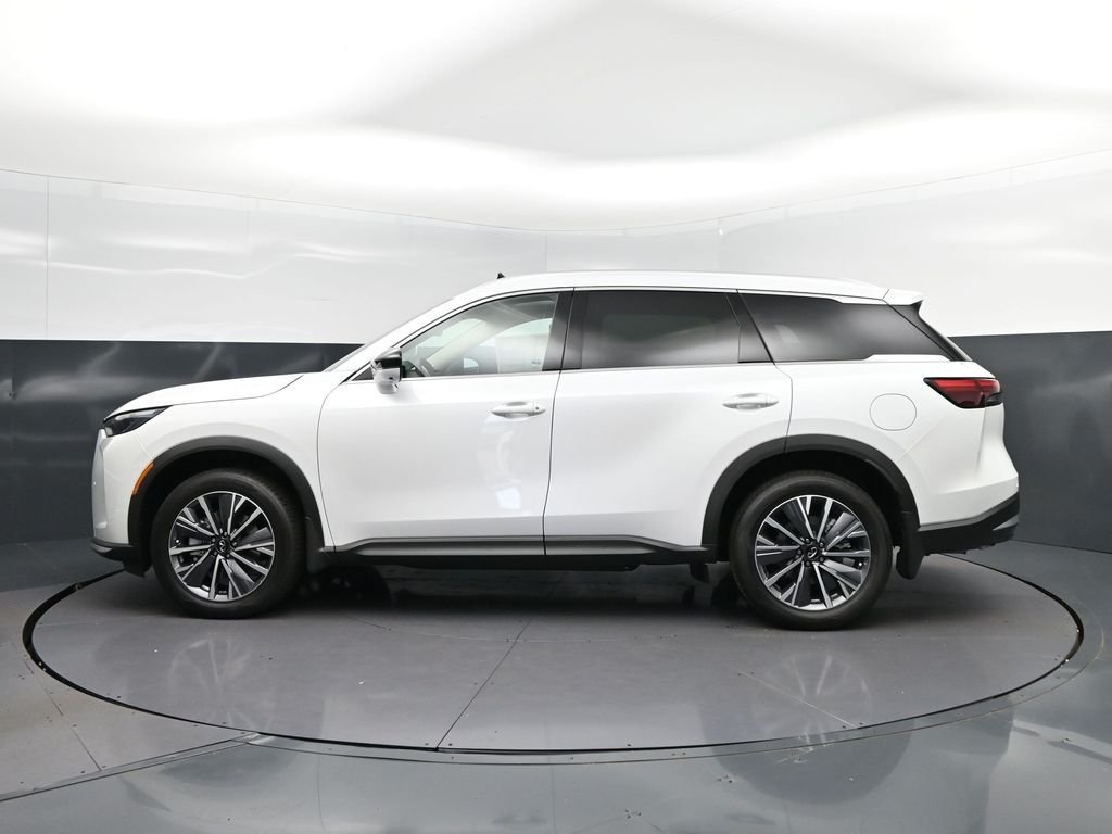 New 2027 RADIANT WHITE INFINITI Luxe FWD image 4