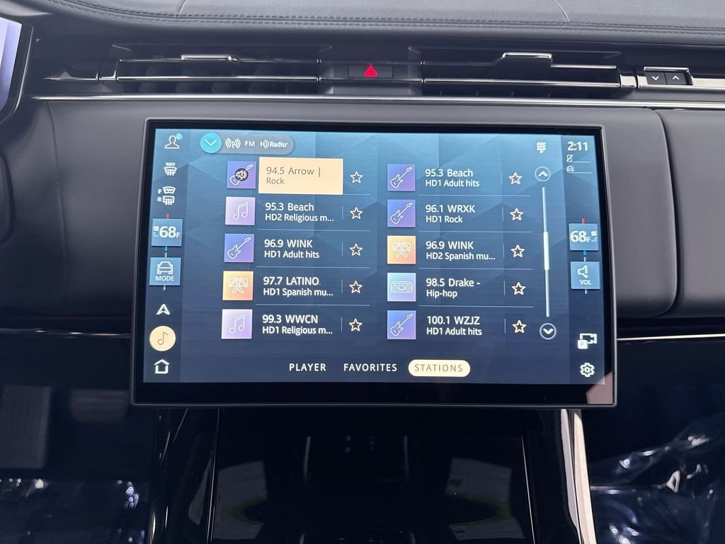 New 2026 SANTORN BLK MET Land Rover SE image 17