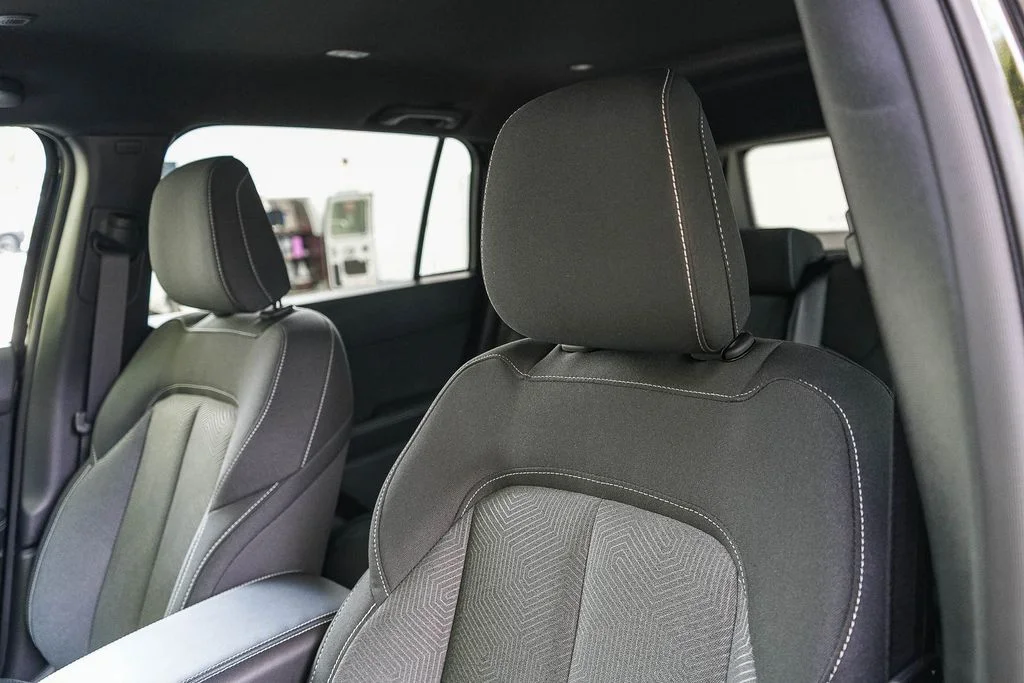 New 2026 Diamond Black Crystal Pearlcoat Jeep Laredo image 24