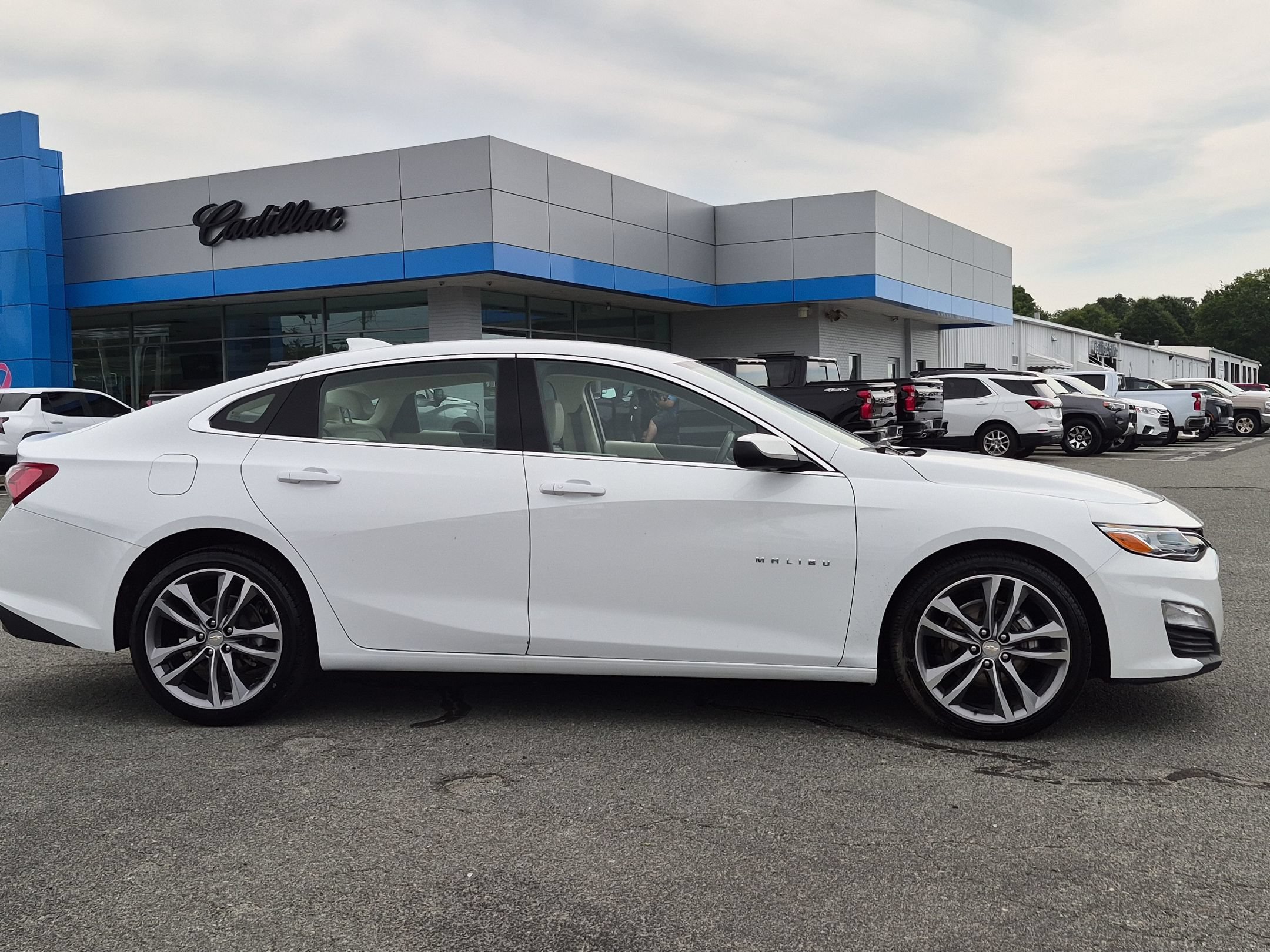 Used 2024 Summit White Chevrolet LT image 6