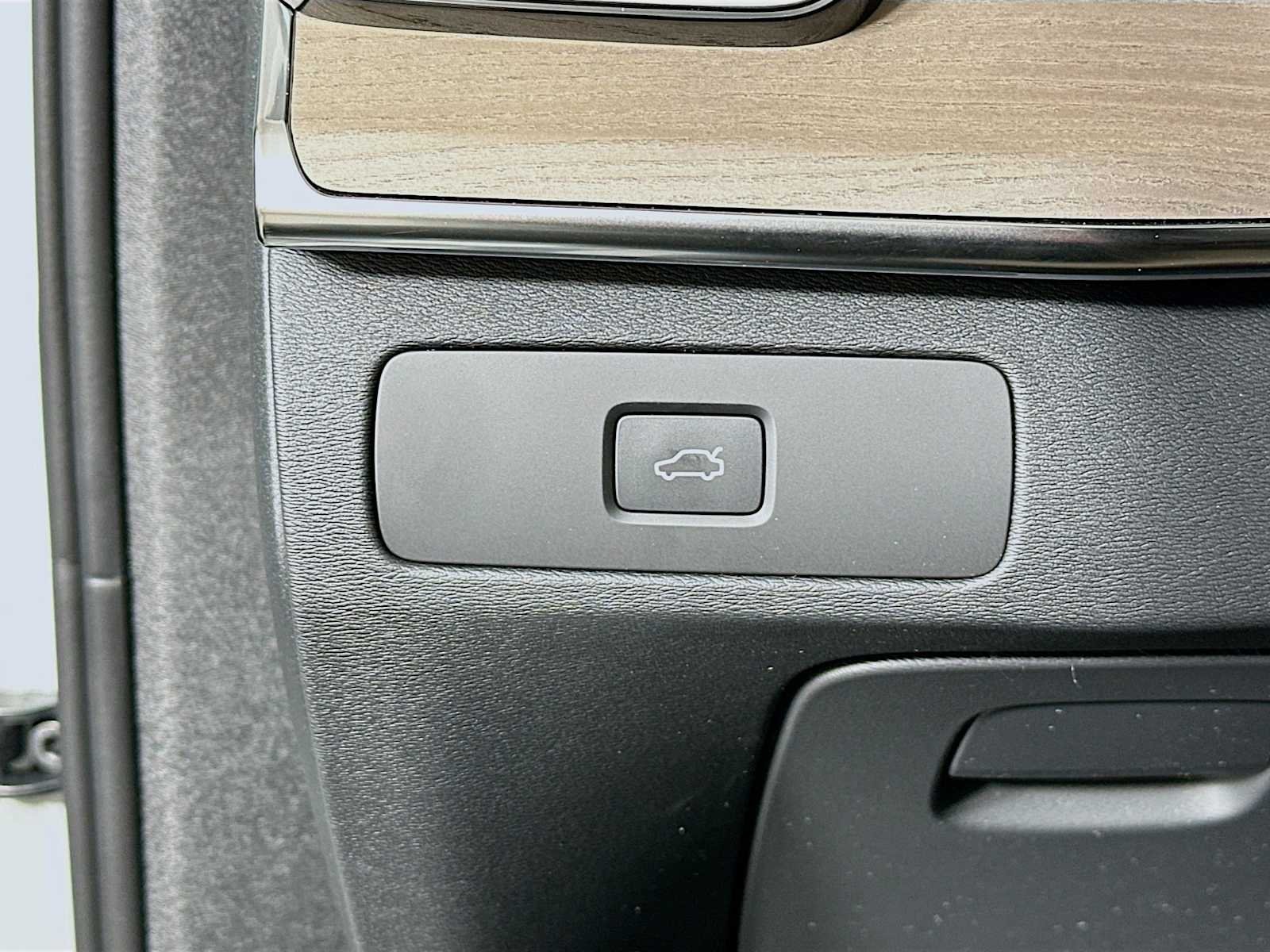 New 2026 Crystal White Volvo Core image 10