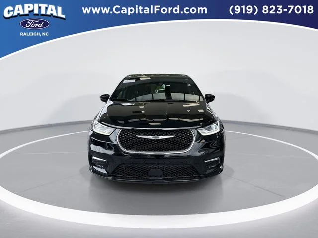 Used 2025 Black Chrysler Select image 3
