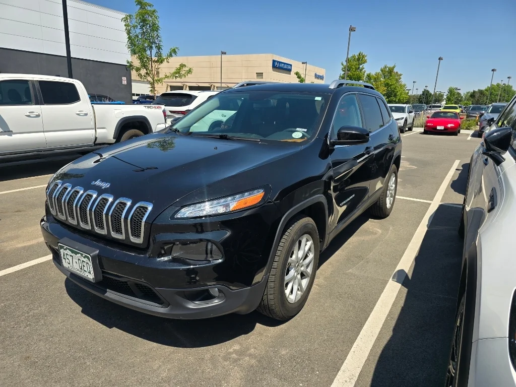 Used 2014 Brilliant Black Crystal Pearlcoat Jeep Latitude image 12