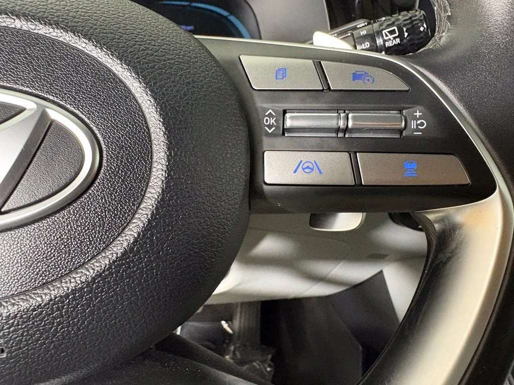 Used 2025 White Hyundai SEL image 26