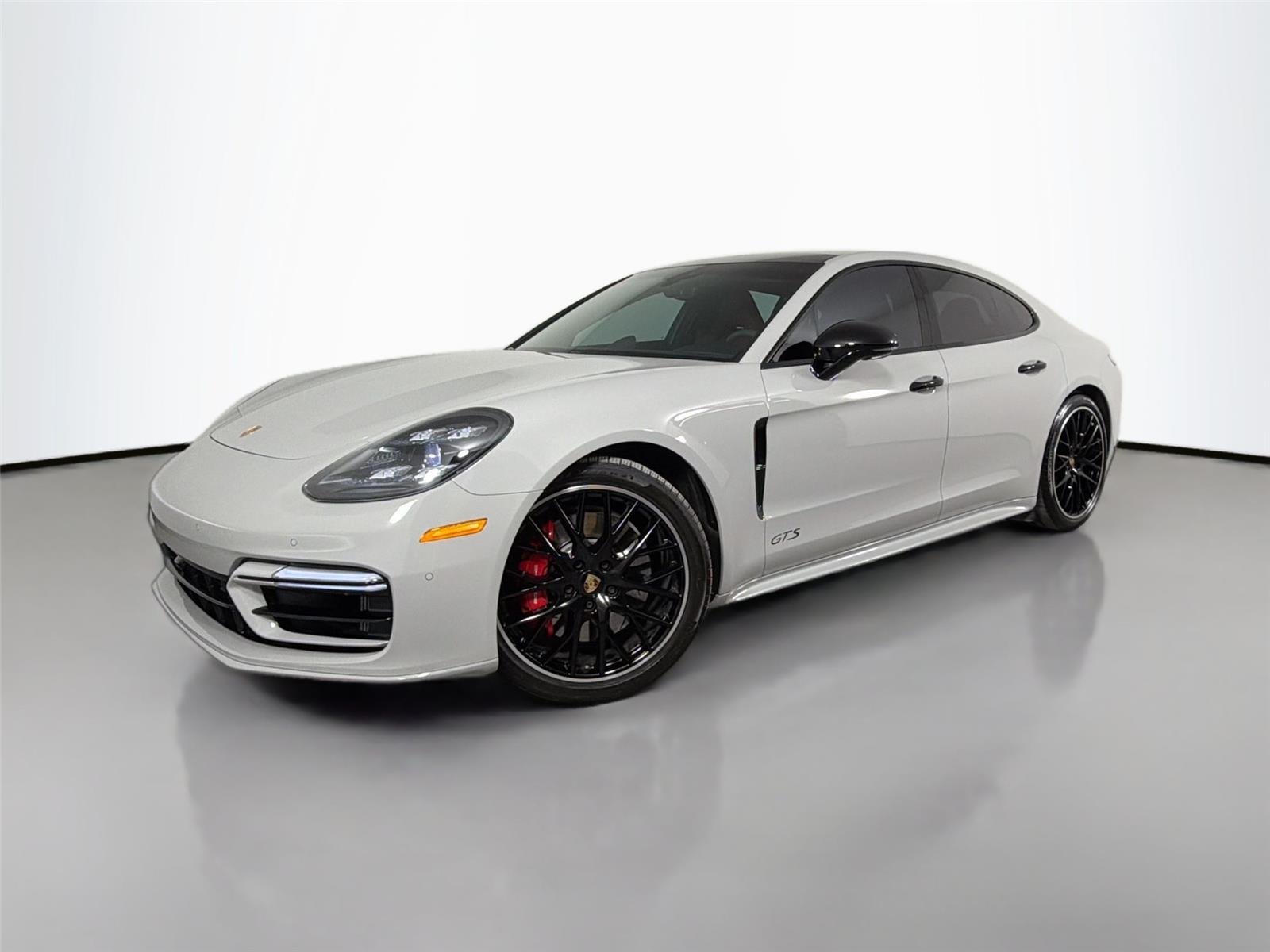 2022 Porsche Panamera GTS's photo