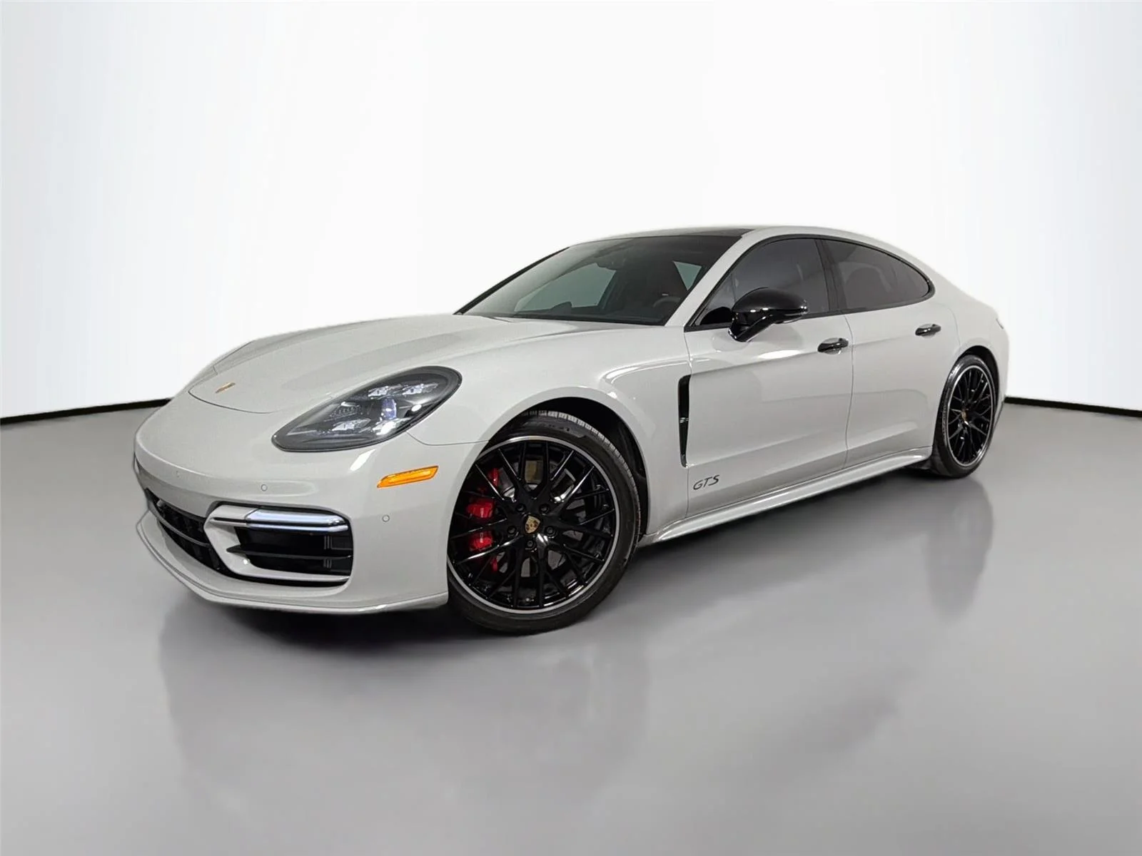 2022 Porsche Panamera GTS's photo