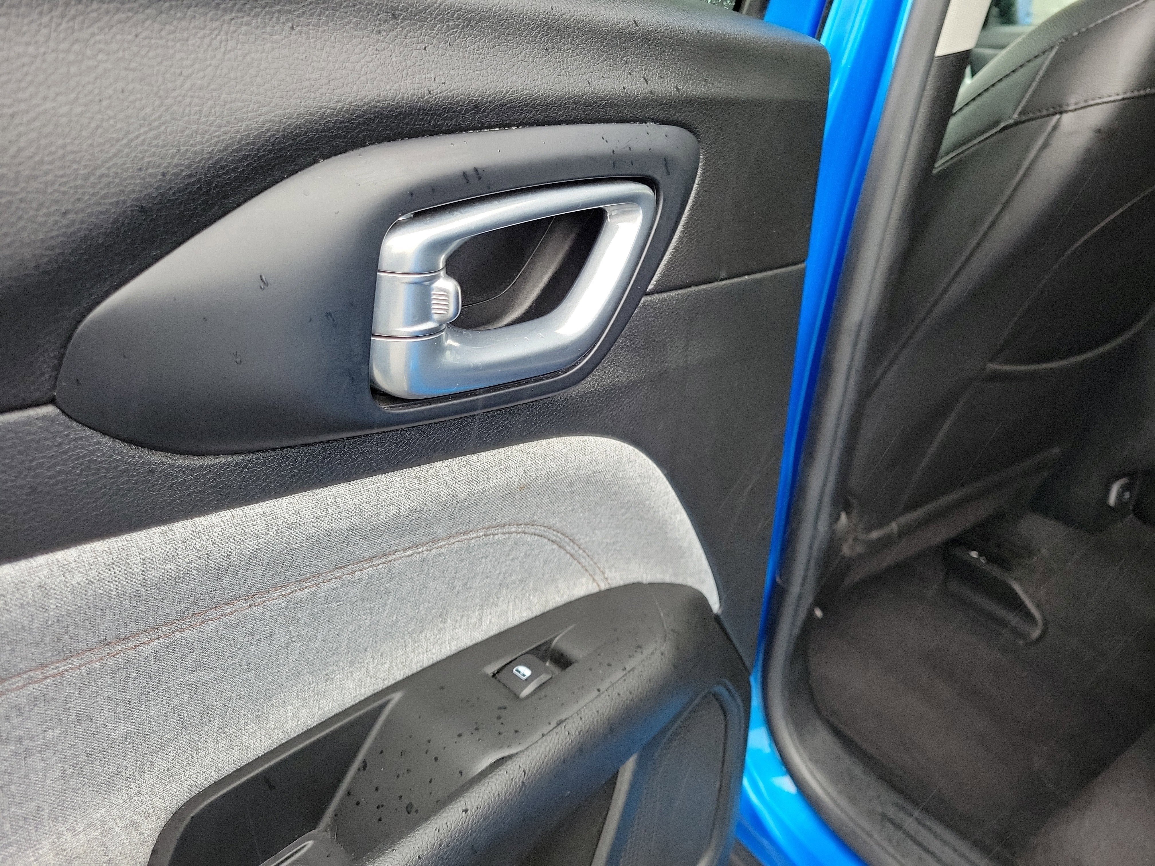Used 2022 Laser Blue Pearlcoat Jeep Latitude Lux image 13
