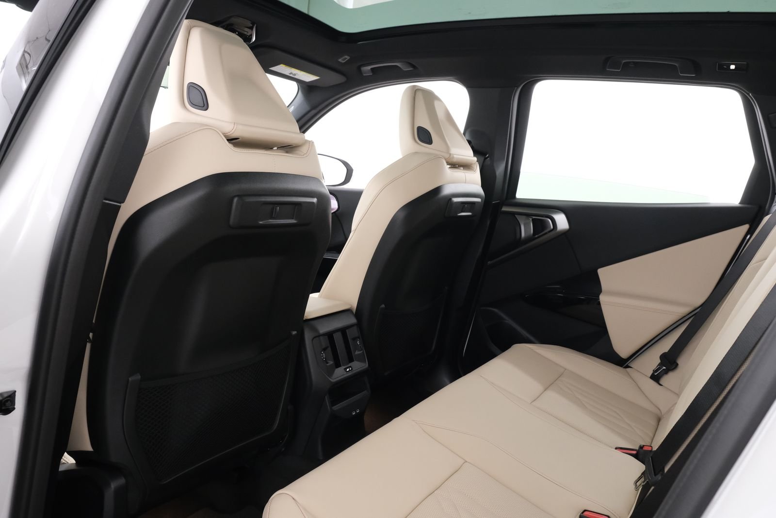 New 2026 Mineral White Metallic BMW 30 xDrive image 32