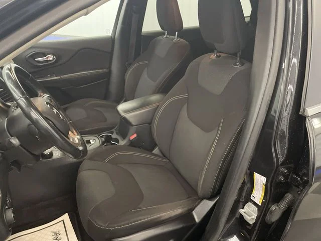 Used 2016 Brilliant Black Crystal Pearlcoat Jeep Latitude image 11