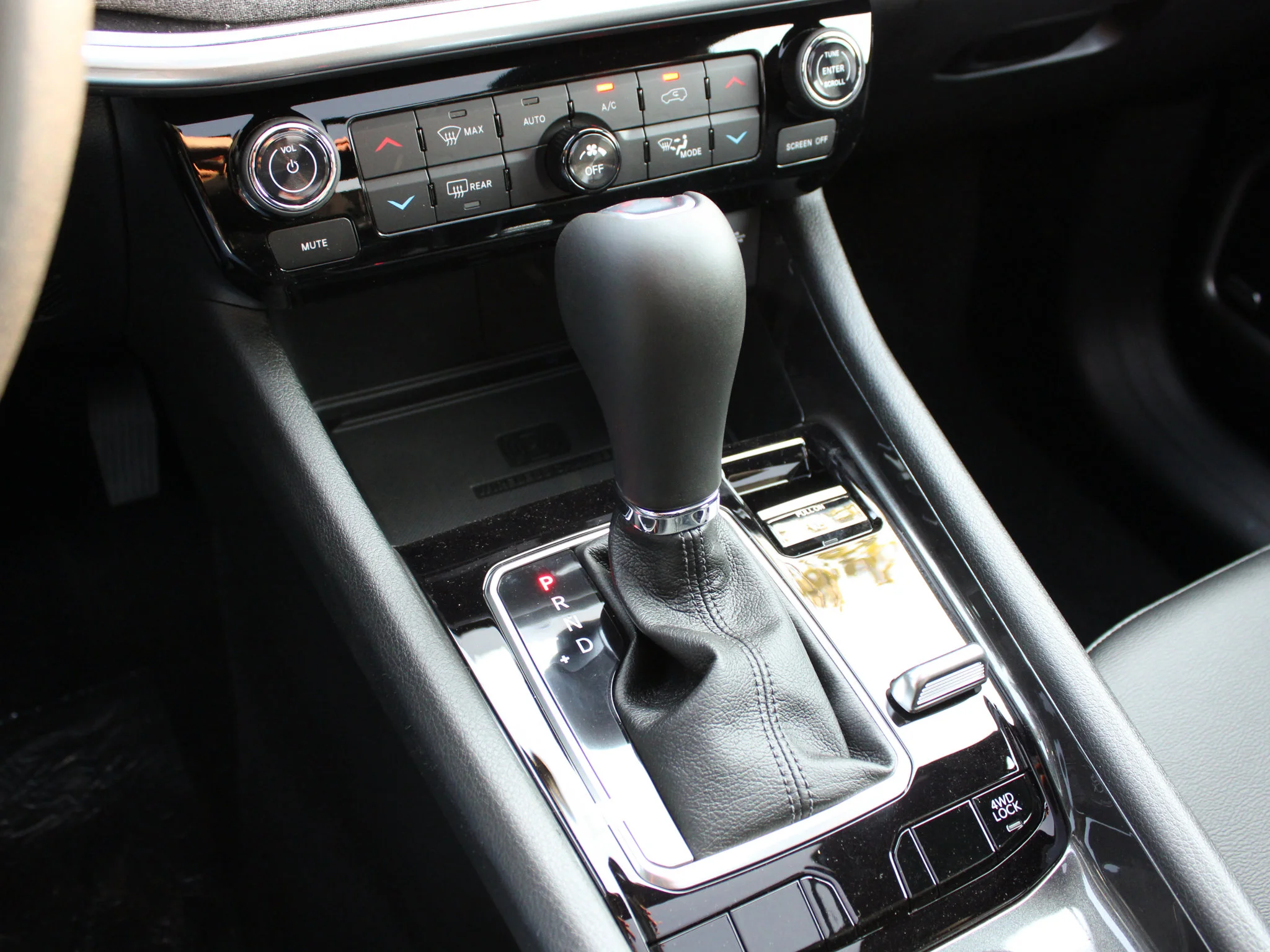 New 2026 White Jeep North* 4x4, Pano Sunroof, Remote Start, Alpine Audio, Heated Seats image 21