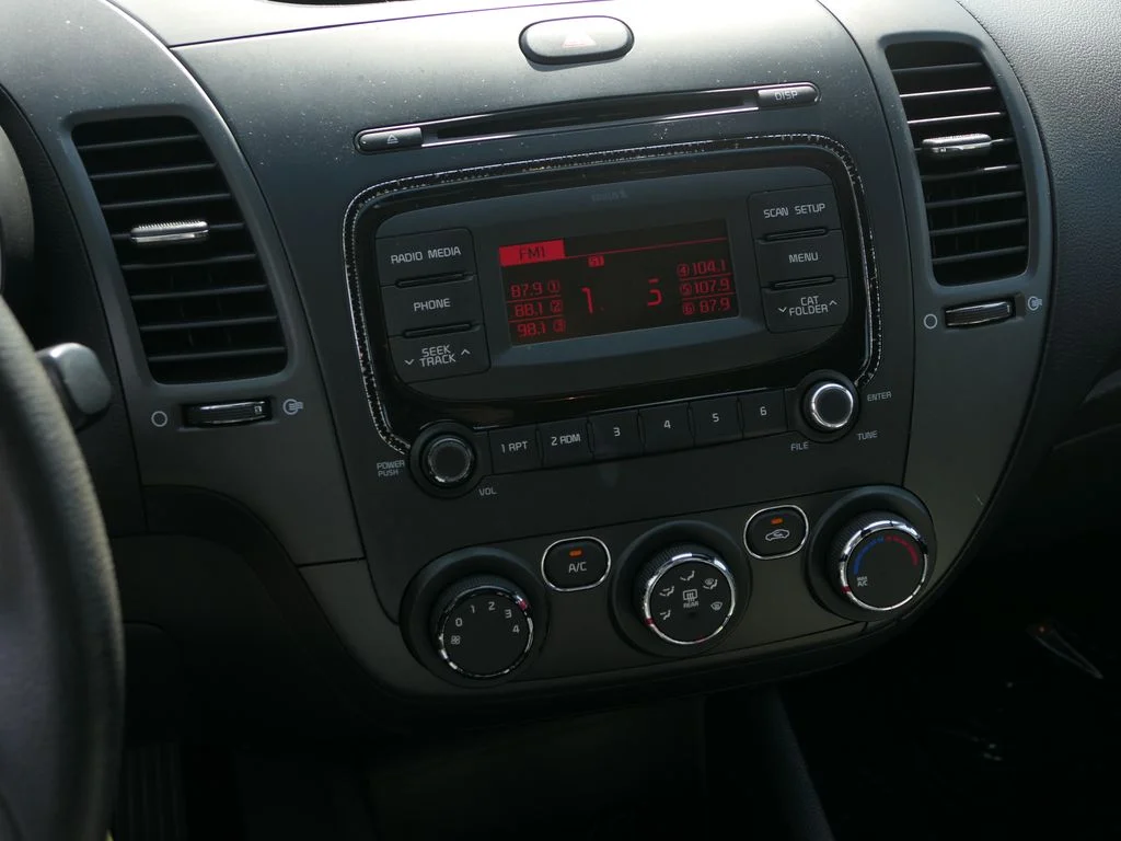 Used 2017 White Kia LX image 18