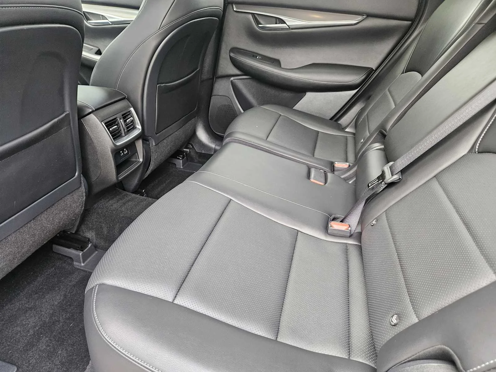 Certified Used 2023 Radiant White INFINITI LUXE image 27