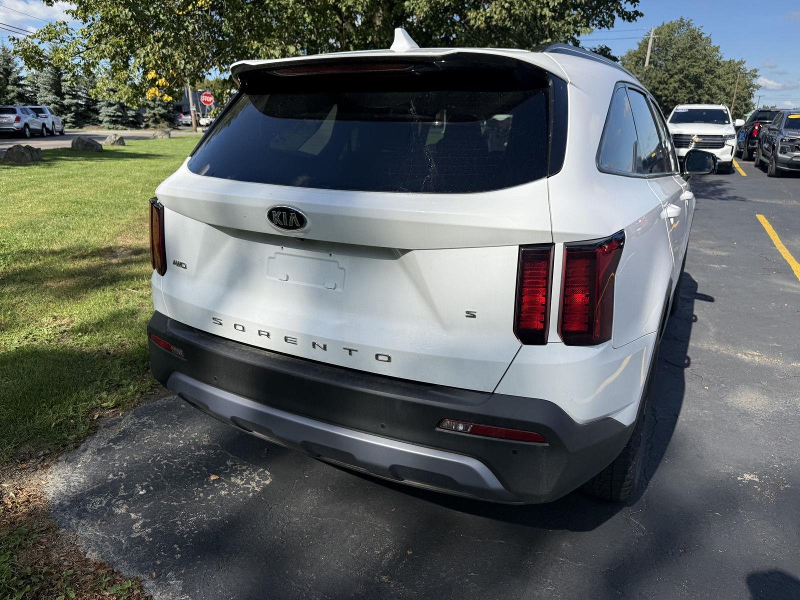 Used 2021 Glacial White Pearl Kia S image 5