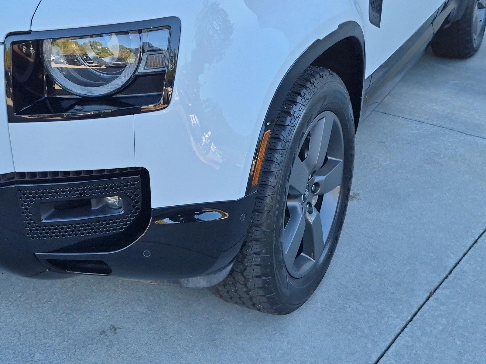 Used 2025 Fuji White Land Rover X-Dynamic SE image 9
