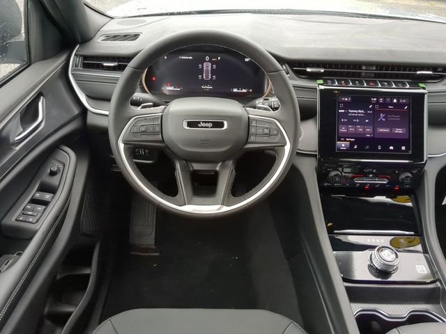New 2025 Silver Zynith Exterior Paint Jeep Laredo image 23