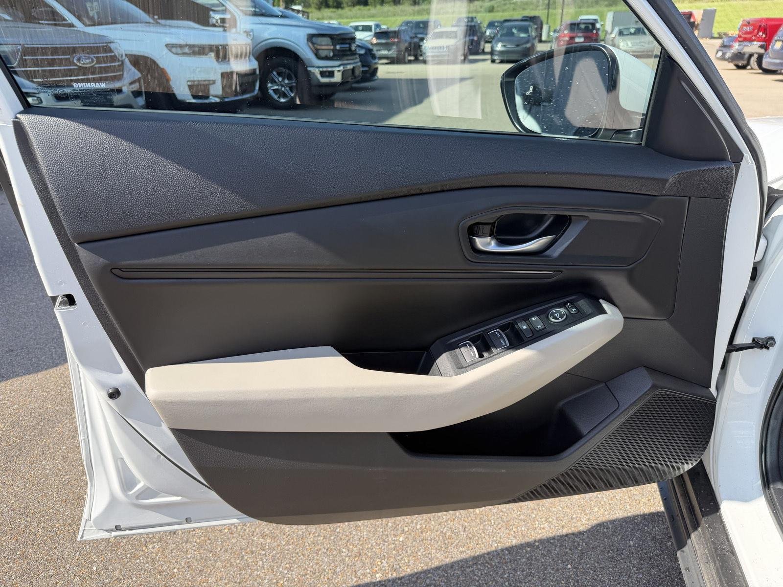 Used 2024 Platinum White Pearl Honda EX image 16