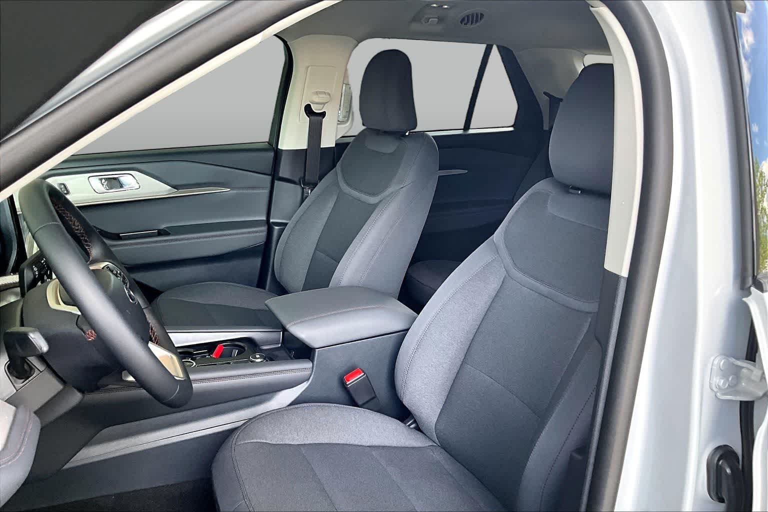 New 2026 Space White Metallic Ford Active image 9