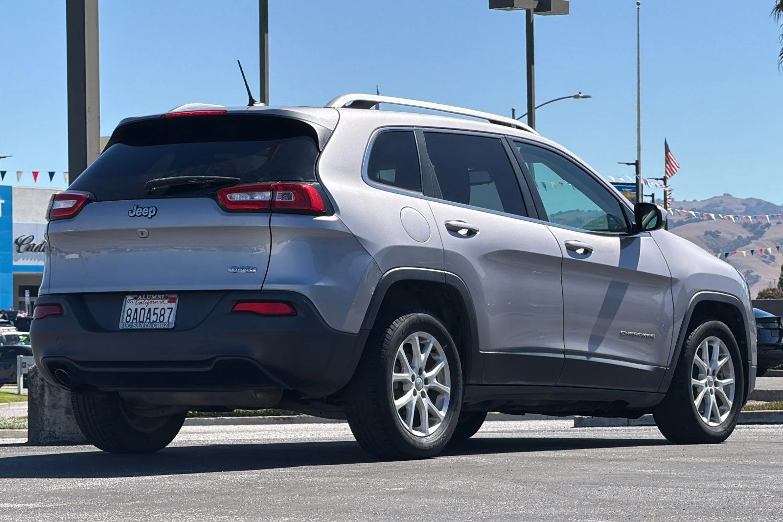 Used 2018 Silver Jeep Latitude image 4