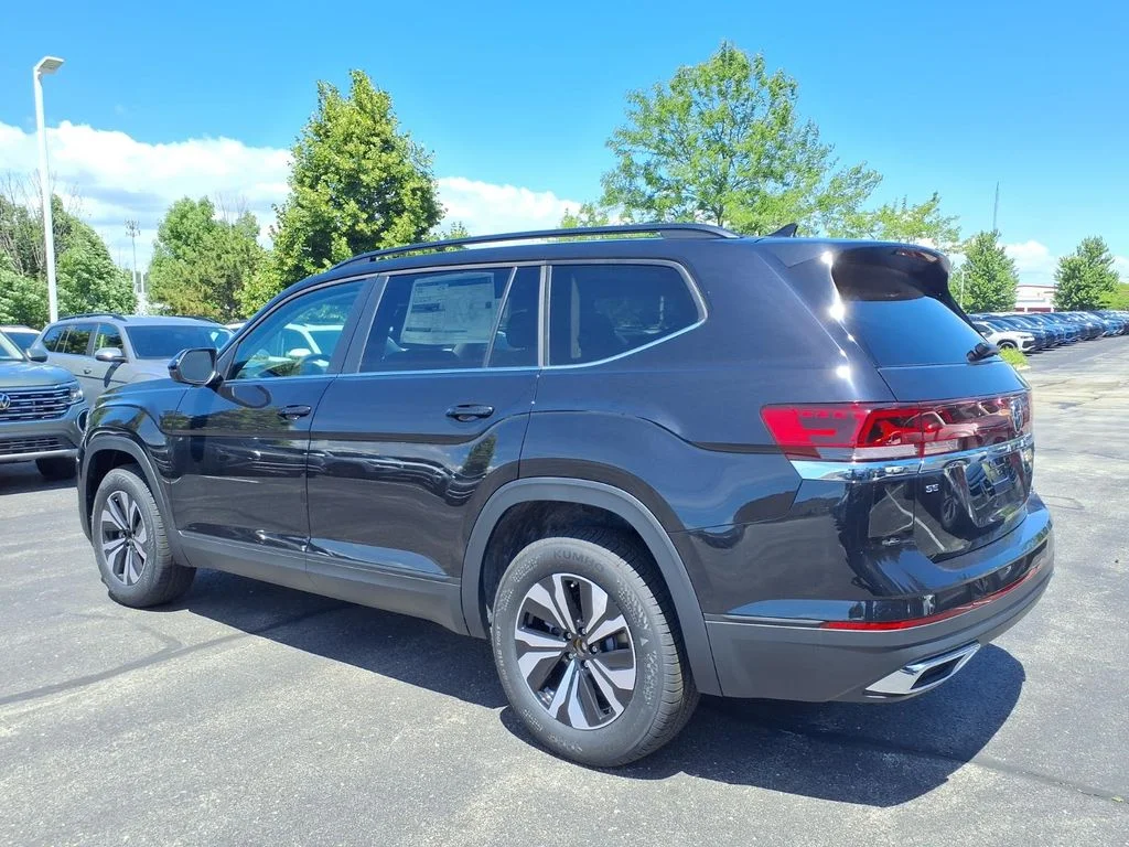New 2026 Deep Black Pearl Volkswagen SE image 4