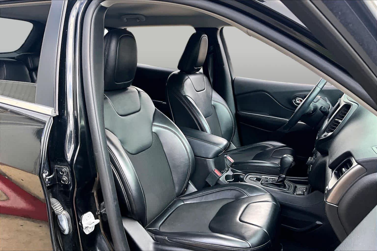 Used 2019 Diamond Black Crystal Pearlcoat Jeep Latitude Plus image 9